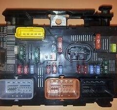 CAJA DE FUSIBLES Peugeot 1007 Citroen C3 9661707880 BSM-L03 00