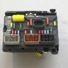 Caja de fusibles / Peugeot 207 1. 4 16V 9661086980