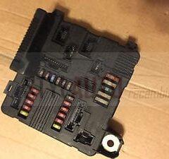 Caja de fusibles / Renault Megane 2 UPC X84 N3 8200306033A SIEMENS S118399300J S118399300