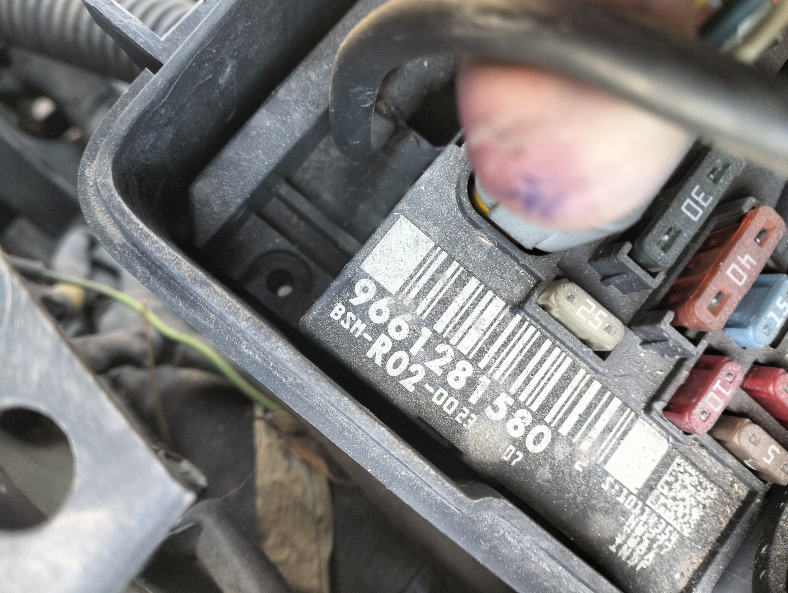 Caja de relés / fusibles de Peugeot 407 (6d_) 2004-2010 9661281580 / 9661281580